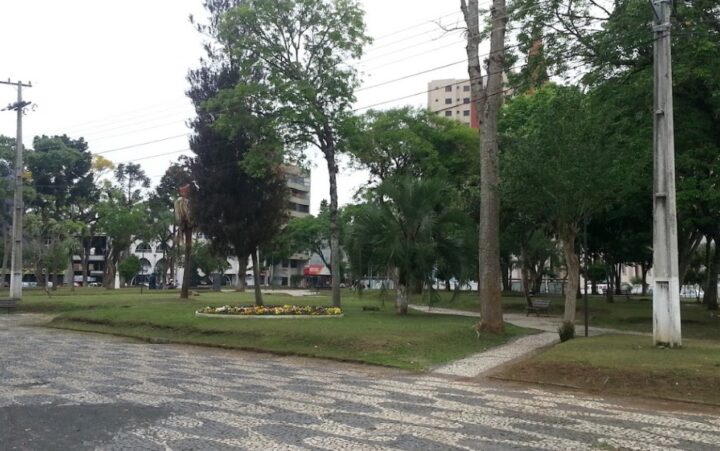 Briga envolvendo pais na Praça Coronel Amazonas deixa crianças assustadas