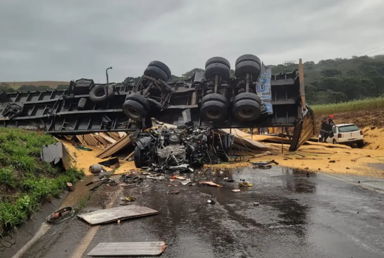 Colisão entre dois caminhões causa interdição e morte na PRC-280