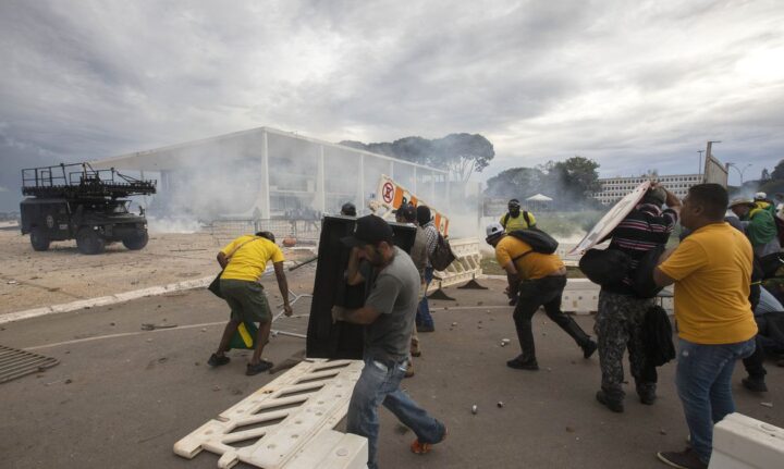 Manifestantes fazem ato contra governo no dia 8 de janeiro 2023