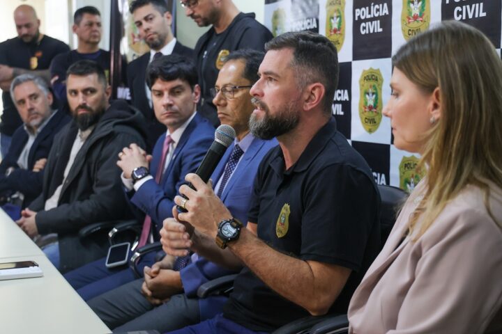 Coletiva de imprensa das forças de segurança de Santa Catarina sobre o resgate da menina de 10 anos que estava sequestrada, na sede da DRP na manhã desta quinta