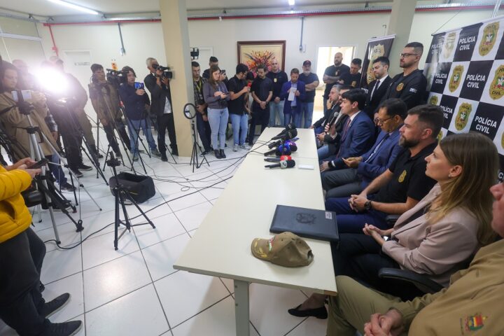 Coletiva de imprensa das forças de segurança de Santa Catarina sobre o resgate da menina de 10 anos que estava sequestrada, na sede da DRP na manhã desta quinta