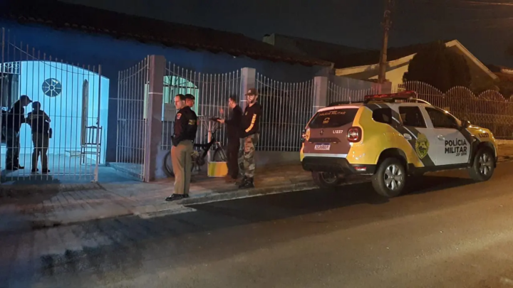 Filho mata o pai a facadas após discussão durante o jantar em Curitiba; suspeito foi preso