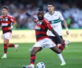 Com gol de Gerson no fim, Flamengo supera Coritiba no Couto Pereira