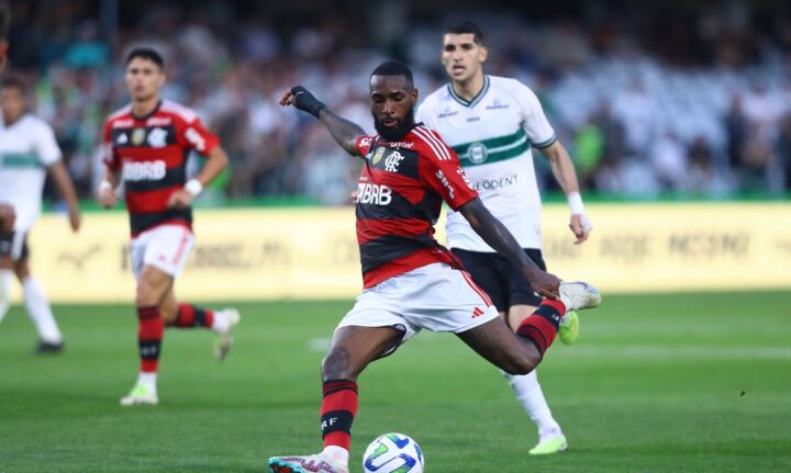 Com gol de Gerson no fim, Flamengo supera Coritiba no Couto Pereira