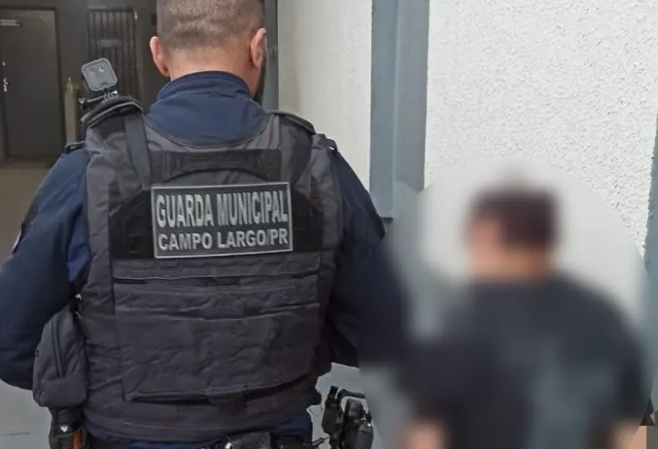 Mulher tenta enforcar filho de 12 anos com corrente após ele se negar a entregar celular