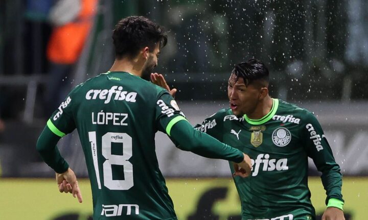 O jogador Flaco López, da SE Palmeiras, comemora seu gol contra a equipe do Cruzeiro EC, durante partida válida pela décima nona rodada, do Campeonato Brasileiro, Série A, na arena Allianz Parque