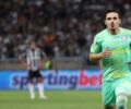 O jogador Raphael Veiga, da SE Palmeiras, comemora seu gol contra a equipe do AtlÃ©tico Mineiro, durante partida vÃ¡lida pela oitava de final da Copa Libertadores, no EstÃ¡dio MineirÃ£o