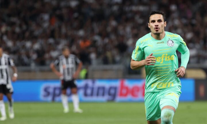 O jogador Raphael Veiga, da SE Palmeiras, comemora seu gol contra a equipe do Atlético Mineiro, durante partida válida pela oitava de final da Copa Libertadores, no Estádio Mineirão