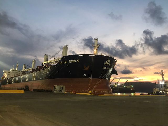 Diariamente grandes navios cargueiros precisam entrar ou sair dos portos catarinenses