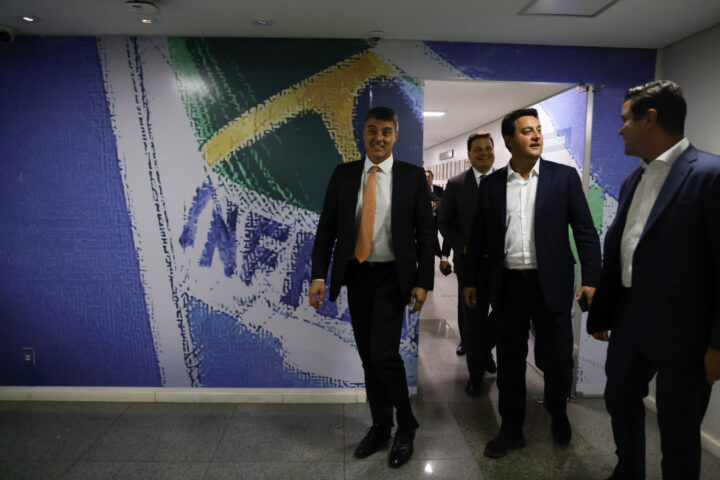 O governador Carlos Massa Ratinho Junior se reuniu nesta quarta-feira (9), em Brasília, com a diretoria da Infraero para discutir uma parceria que busca modernizar os aeroportos regionais do Paraná