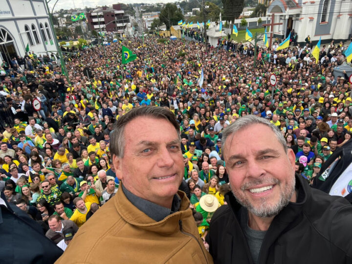O deputado Ricardo Arruda (PL) ao lado do ex-presidente Jair Bolsonaro