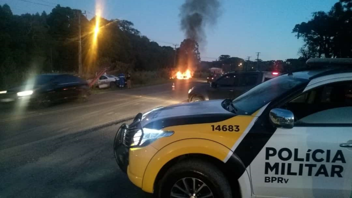 Veículo pega fogo após acidente na PR-151 em São Mateus do Sul