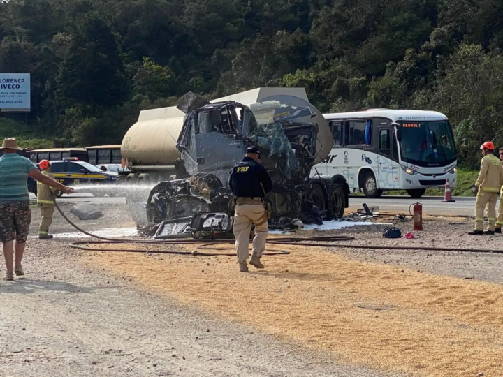 Motorista de caminhão-tanque não consegue parar a tempo e morre após grave acidente na BR-277