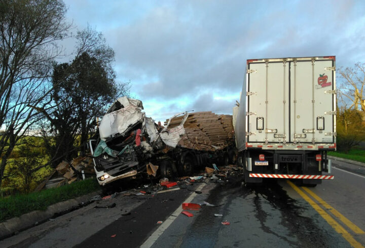 Acidente com duas carretas na BR-116, em Papanduva, deixa dois mortos