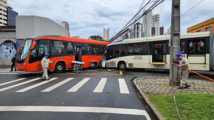 Acidente entre ônibus biarticulado e metropolitano deixa mais de 40 feridos no Centro de Curitiba