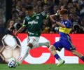 O jogador Gabriel Menino, da SE Palmeiras, disputa bola com o jogador do CA Boca Juniors, durante partida vÃ¡lida pelas semifinais, ida, da Copa Libertadores, no EstÃ¡dio La Bombonera