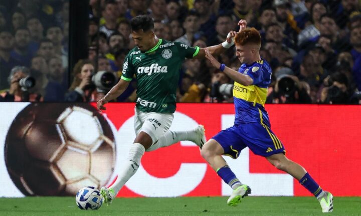 O jogador Gabriel Menino, da SE Palmeiras, disputa bola com o jogador do CA Boca Juniors, durante partida válida pelas semifinais, ida, da Copa Libertadores, no Estádio La Bombonera