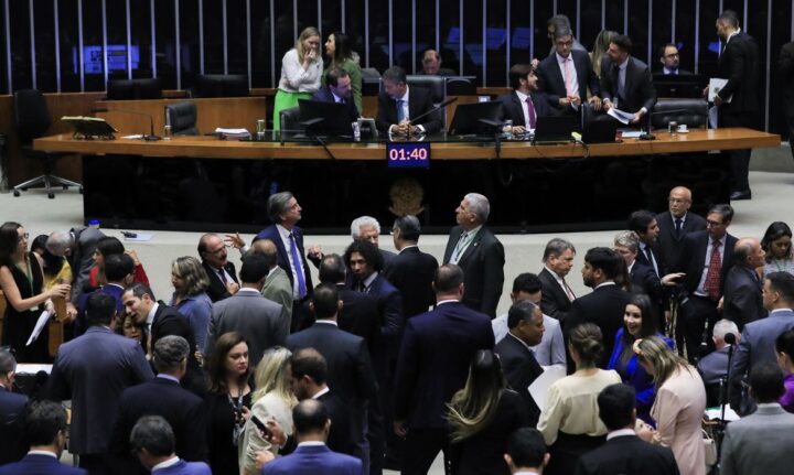 Sessão plenária semipresencial para a votação de diversas propostas. Na pauta, o projeto da minirreforma eleitoral que foi votada a urgência