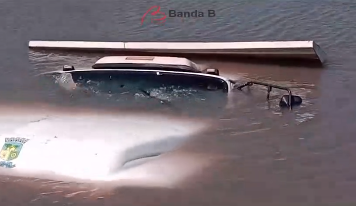 Caminhão da Prefeitura de Pinhais cai em lago após motorista sofrer mal súbito