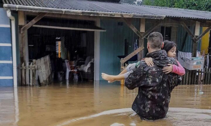 Um ciclone extratropical atingiu o Rio Grande do Sul. Militares do Comando Militar do Sul trabalham ininterruptamente em apoio às equipes do Corpo de Bombeiros/RS e da Prefeitura local no resgate de milhares de famílias ilhadas em suas casas na cidade de Esteio