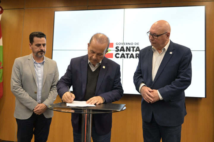 O Governador Jorginho Mello anunciou nesta quarta-feira (06) em coletiva de imprensa o anúncio do maior concurso da educação e medidas para valorizar os servidores públicos estaduais
