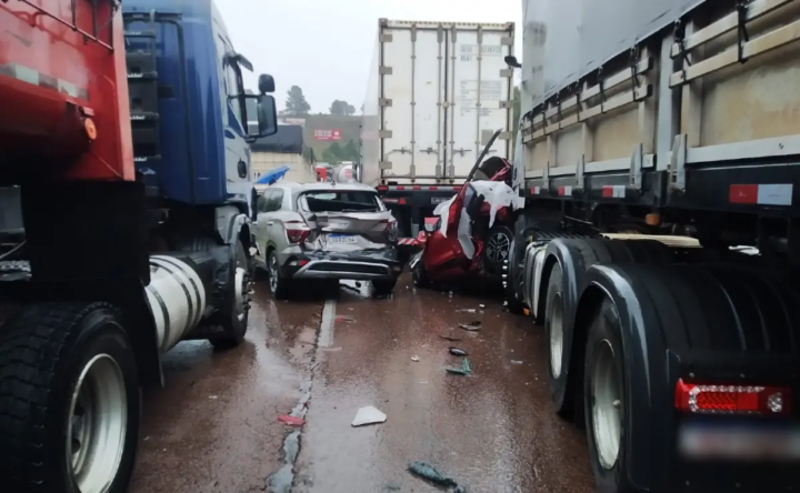 Trecho de tragédia na BR-277 continua bloqueado, sem previsão; vídeo mostra local de acidente