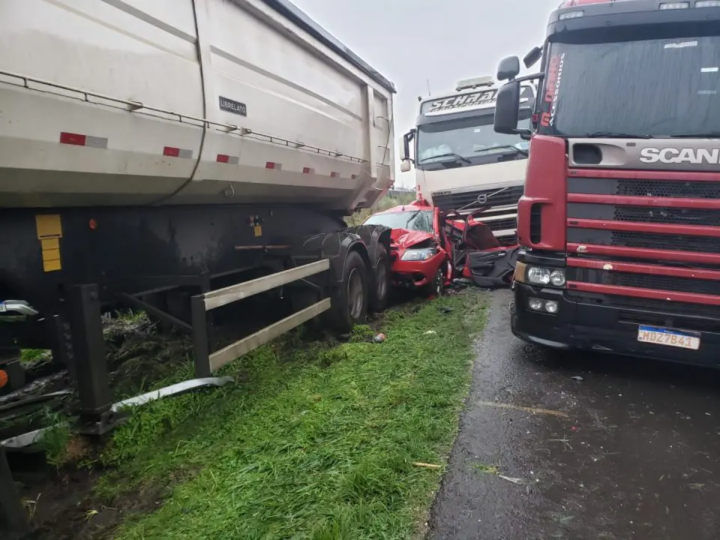 Cinco pessoas morreram no local de engavetamento na BR-277, confirma IML