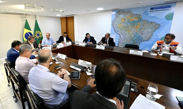 Presidente da República em Exercício Geraldo Alckmin durante Reunião com Ministros para tratar das enchentes no Rio Grande do Sul no Palácio do Planalto em Brasília