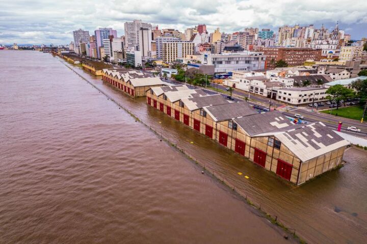 Lago Guaíba sobe mais de 3 metros e transborda em Porto Alegre