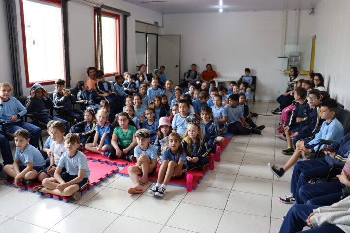 Turma dos alunos vencedores do Concurso Cultural Maio Amarelo desbravam o universo dos Bombeiros e da Polícia Militar