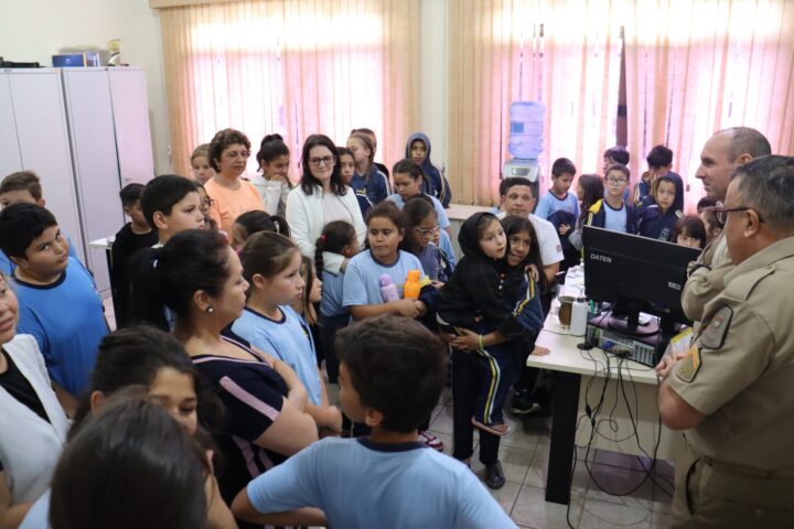 Turma dos alunos vencedores do Concurso Cultural Maio Amarelo desbravam o universo dos Bombeiros e da Polícia Militar