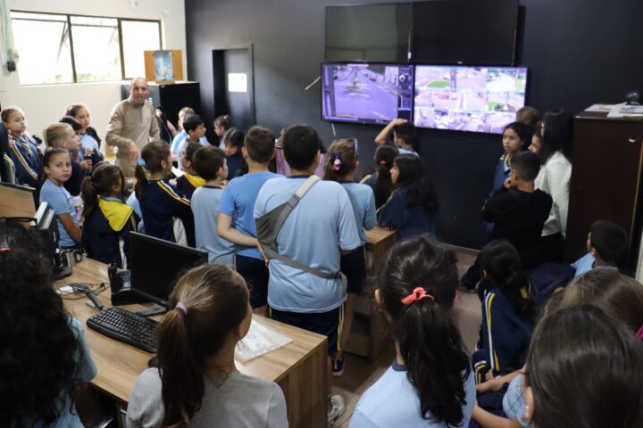 Turma dos alunos vencedores do Concurso Cultural Maio Amarelo desbravam o universo dos Bombeiros e da Polícia Militar