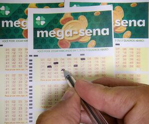 Volantes da Mega-Sena sendo preenchidos