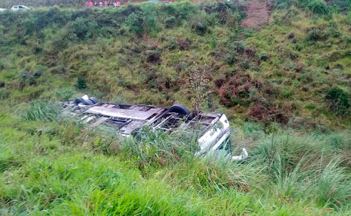 Motorista de ônibus com 52 passageiros que capotou na BR-116 diz ter dormido ao volante: ‘Apaguei’