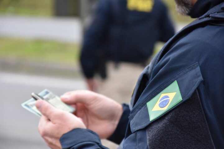 PRF flagra motocicleta com mais de R$ 70 mil em multas