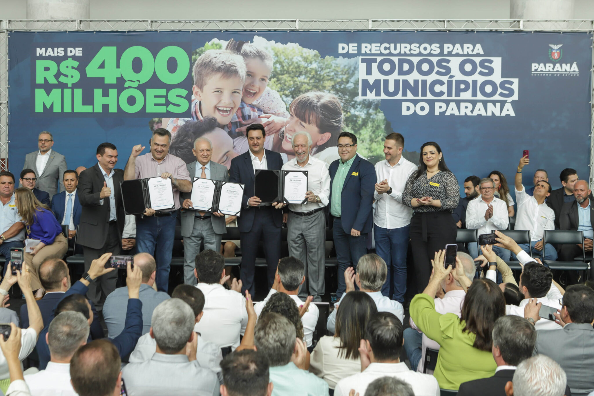 O governador Carlos Massa Ratinho Jr. realiza encontro com prefeitos e entrega mais de R$ 400 milhões em melhorias às cidades paranaenses