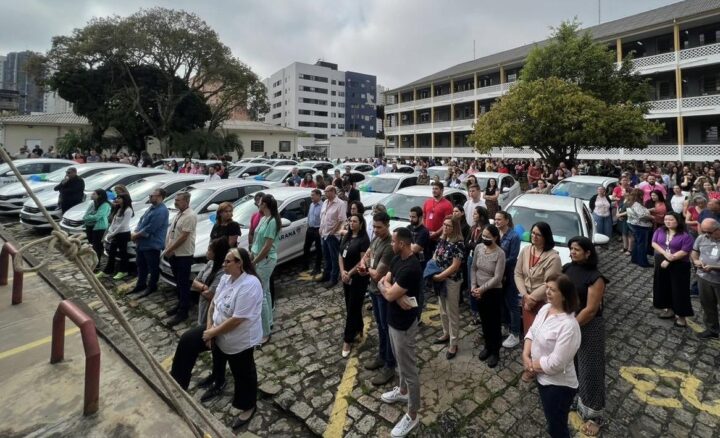 92 VEÍCULOS SÃO ENTREGUES PARA NÚCLEOS REGIONAIS DE EDUCAÇÃO DO PARANÁ