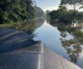 BR-470 km 150 em AgronÃ´mica com cerca de meio metro de Ã¡gua do rio sobre a pista