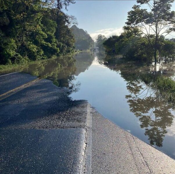 BR-470 km 150 em Agronômica com cerca de meio metro de água do rio sobre a pista