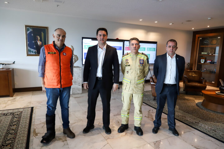 O governador Carlos Massa Ratinho Junior recebe em reunião nesta segunda-feira (9), no Palácio Iguaçu, a Defesa Civil, Casa Militar e Bombeiros  para acompanhamento das chuvas no Estado