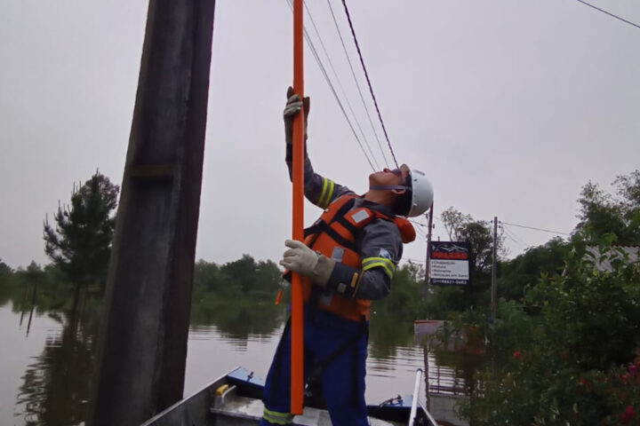 Equipes da Copel chegam de barco a áreas alagadas; vertedouros das usinas continuam abertos