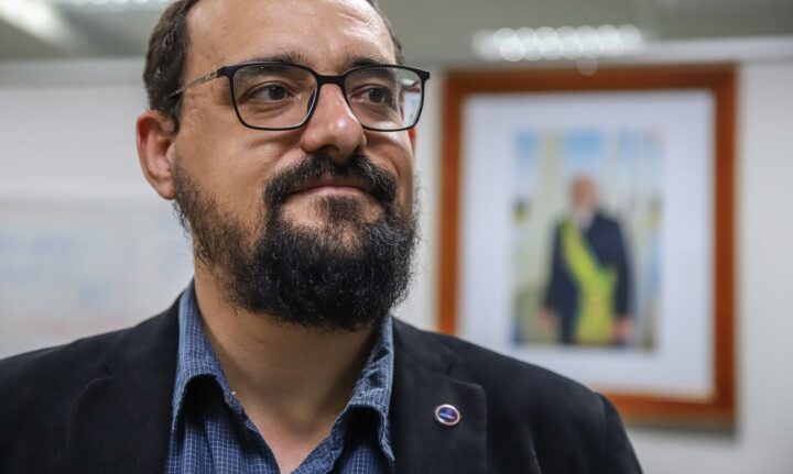 Coordenador Geral de Fortalecimento do Sistema de Garantias de Direito, Diego Alves, em seu escritório no Parque Cidade Corporate