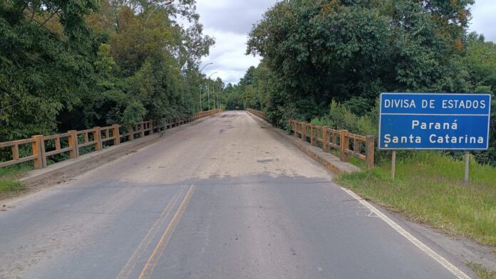 Até o momento, o trânsito para veículos leves segue normalmente. Porém, a orientação para quem vai pegar a estrada é verificar a previsão do tempo e buscar por rotas alternativas