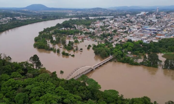 Acesso ao bairro Dona Mercedes é interditado por risco de deslizamento
