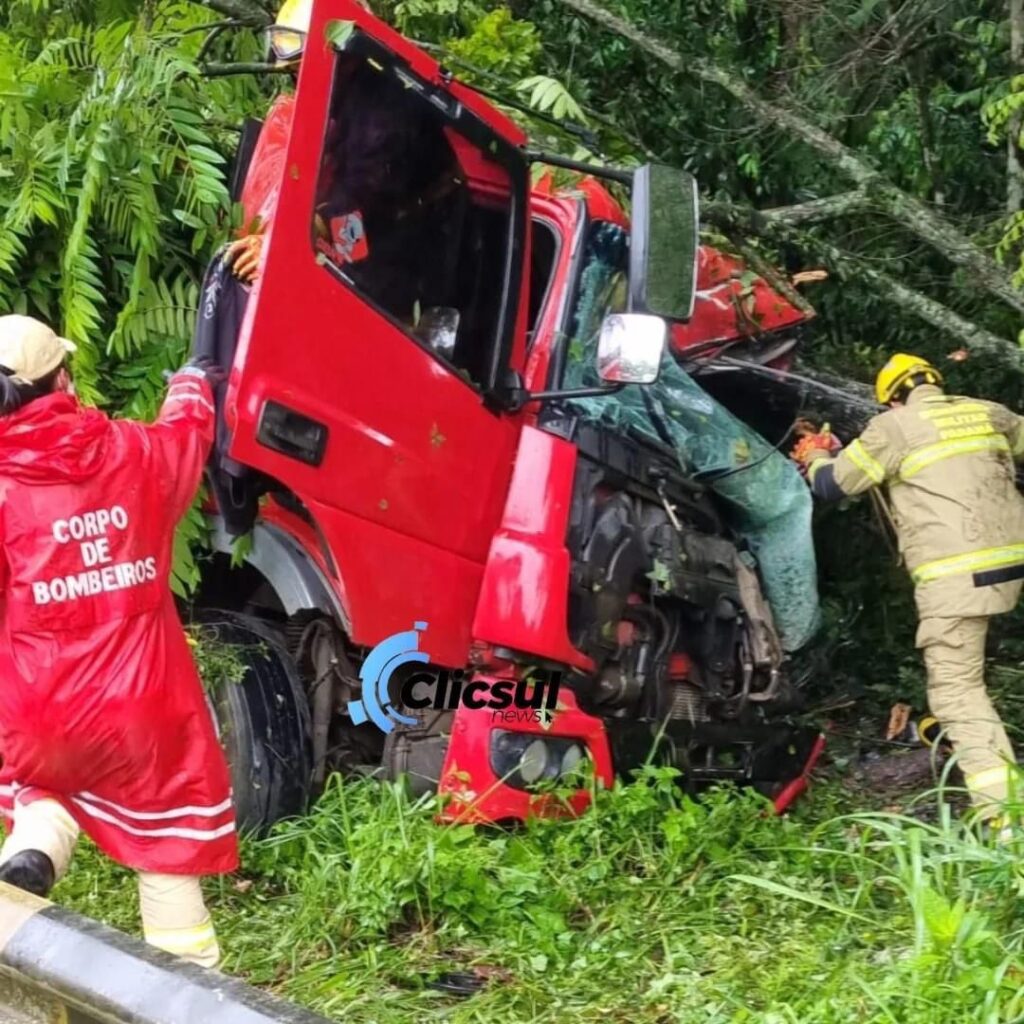 Motorista Fica Preso às Ferragens Após Saída De Pista Na Br 476 Vvale