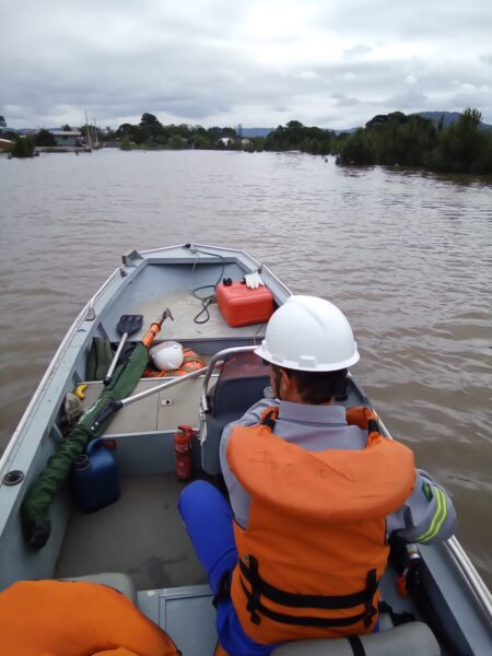 Copel destaca equipes de barco para religamento de energia