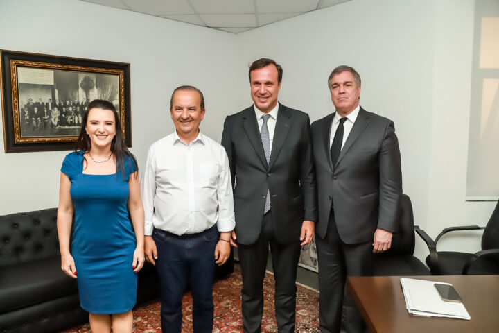 Presidente da OAB/SC, Cláudia Prudêncio, governador Jorginho Mello, vice-presidente nacional da OAB, Rafael Horn, e vice-presidente da OAB/SC, Eduardo Mello, na assinatura