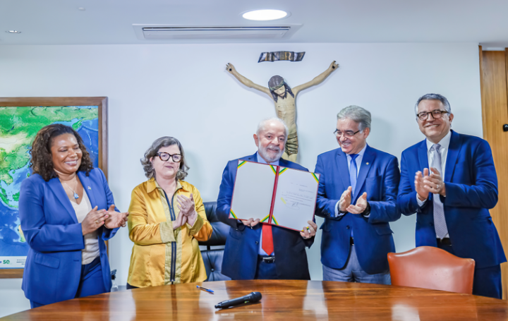 Presidente Lula assina PL que reconhece o forró como manifestação da cultura nacional