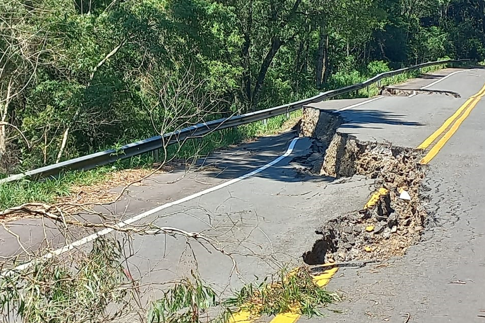 Tráfego de veículos no trecho interditado da BR-280 não tem prazo para ser  liberado