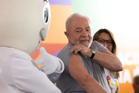 Presidente Luiz Inácio Lula da Silva recebe vacina no lançamento do Movimento Nacional pela Vacinação | Foto: Fabio Rodrigues-Pozzebom/ Agência Brasil